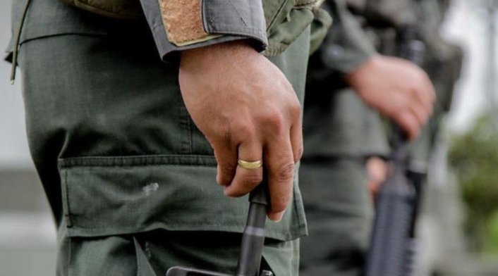 Policía con su arma de dotación