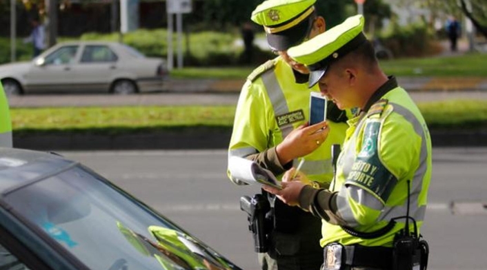 “Las funciones de tránsito desarrolladas por la Policía Nacional en los distritos y ciudades capitales, serán desmontadas gradualmente para reubicar el servicio de estos uniformados en la modalidad de vigilancia”, dice el documento.