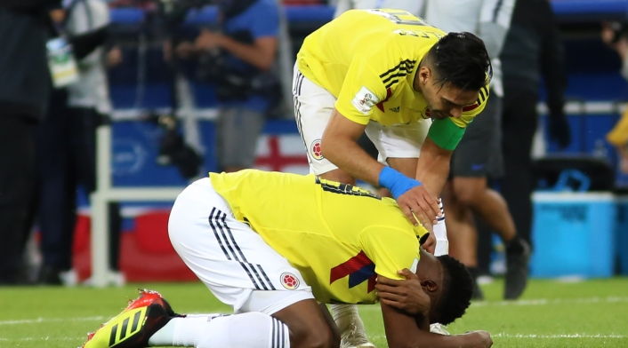 Radamel Falcao consuela a uno de sus compañeros Radamel Falcao consuela a uno de sus compañeros