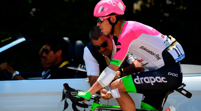 Rigoberto Urán, asistido en la etapa 10 del Tour de Francia tras la caída en la novena etapa Rigoberto Urán, asistido en la etapa 10 del Tour de Francia tras la caída en la novena etapa