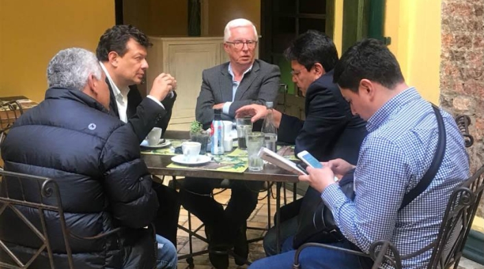 Petro no pudo llegar a la reunión, pero en su lugar asistió el concejal Hollman Morris Petro no pudo llegar a la reunión, pero en su lugar asistió el concejal Hollman Morris