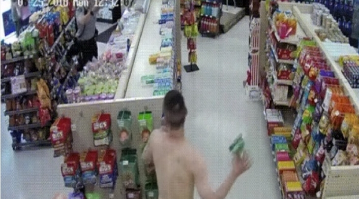 Ladrón amenaza a un policía con un paquete de dulces