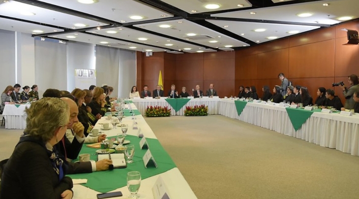 Santos con los magistrados de la JEP