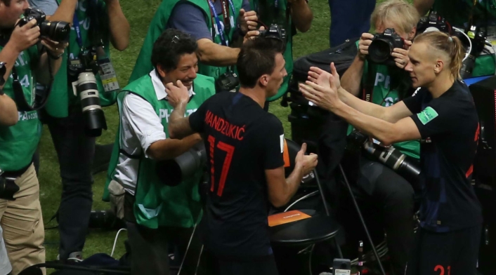 Jugadores croatas tumbaron a fotógrafo