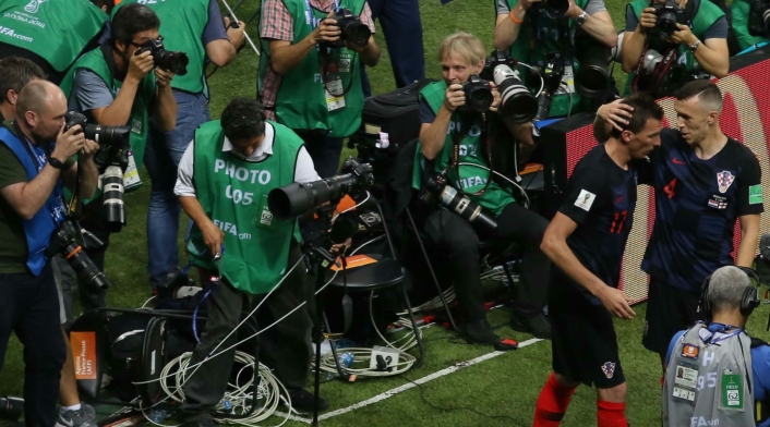 Jugadores croatas tumbaron a fotógrafo