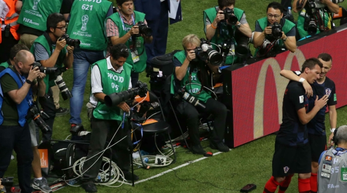 Jugadores croatas tumbaron a fotógrafo
