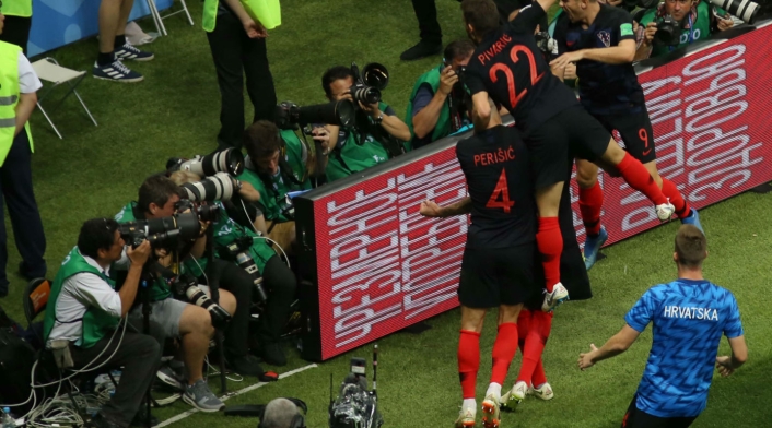 Jugadores croatas tumbaron a fotógrafo en medio de celebración