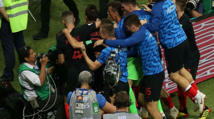Los jugadores croatas terminaron arrollando a un fotógrafo en medio de la celebración del gol.