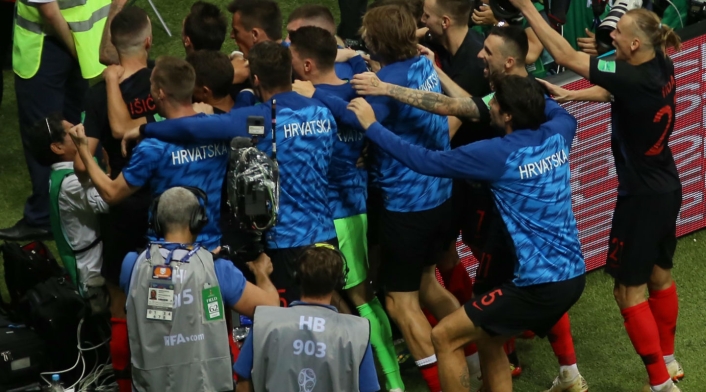 Jugadores croatas tumbaron a fotógrafo en partido ante Inglaterra