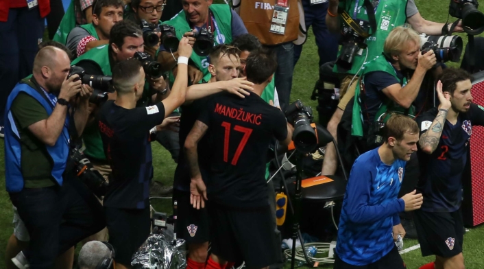 Jugadores croatas tumbaron a fotógrafo