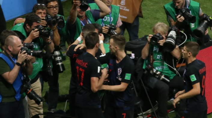 Jugadores croatas tumbaron a fotógrafo