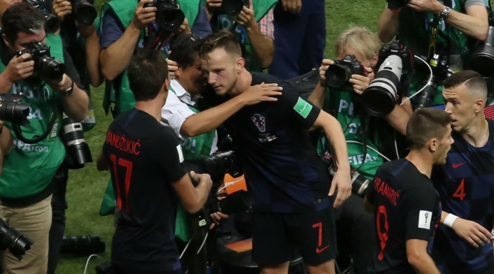 Jugadores croatas tumbaron a fotógrafo