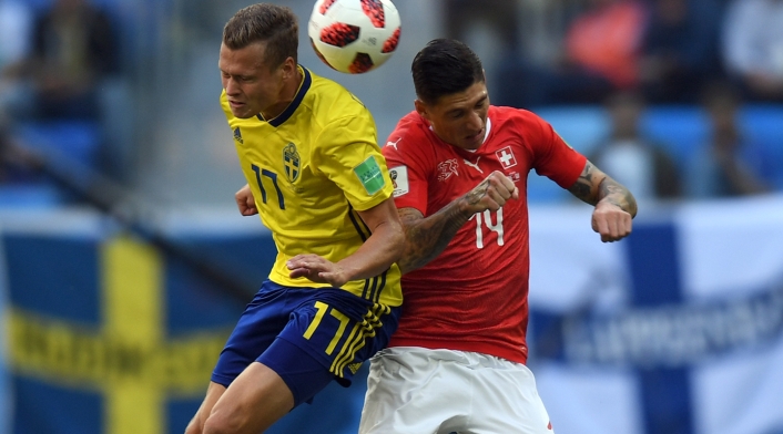 Viktor Claesson (Suecia), disputando el balón con Steven Zuber (Suiza) en el Estadio de San Petersburgo Viktor Claesson (Suecia), disputando el balón con Steven Zuber (Suiza) en el Estadio de San Petersburgo