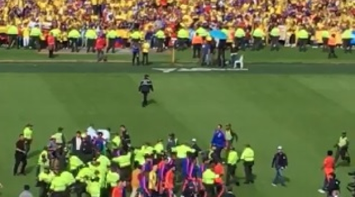 Se metieron a la cancha para tener contacto con los jugadores de la selección.