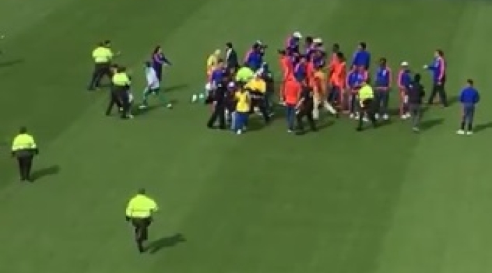 Hinchas se saltan la seguridad para tratar de tener más cerca a sus idolos
