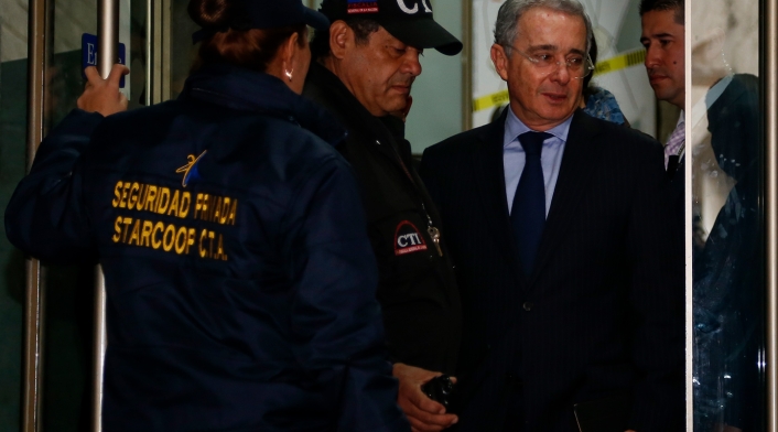 El expresidente Álvaro Uribe en la Fiscalía General de la Nación, en Bogotá, el 8 de octubre de 2014 El expresidente Álvaro Uribe en la Fiscalía General de la Nación, en Bogotá, el 8 de octubre de 2014