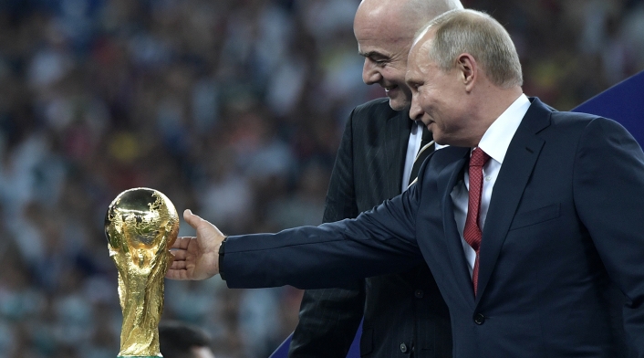Gianni Infantino, presidente de la FIFA, y Vladimir Putin (mandatario ruso) en el Estadio Luzhniki de Moscú, el 15 de julio de 2018, luego del Francia vs Croacia Gianni Infantino, presidente de la FIFA, y Vladimir Putin (mandatario ruso) en el Estadio Luzhniki de Moscú, el 15 de julio de 2018, luego del Francia vs Croacia
