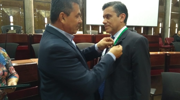 al mérito cívico y empresarial en la categoría oro