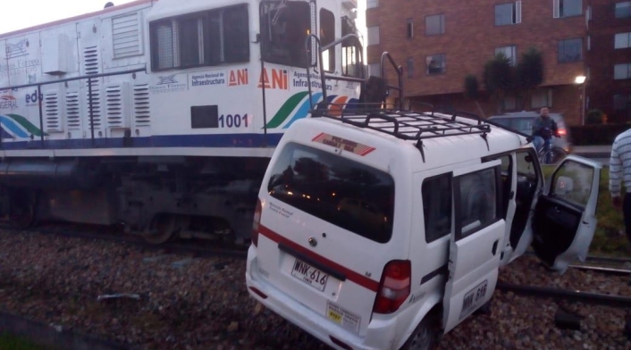 Colisión tren de la Sabana con camioneta Choque de tren de la Sabana con camioneta