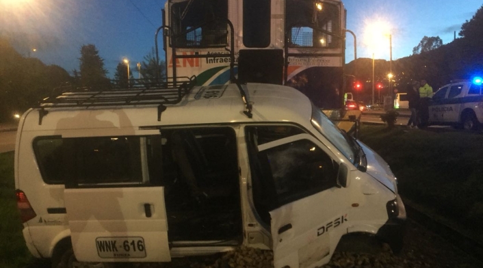 Tren de la Sabana destruye una camioneta Tren de la Sabana destruye una camioneta