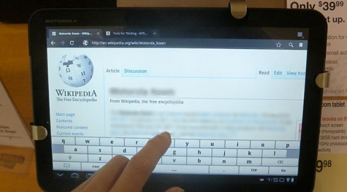 Persona leyendo Wikipedia