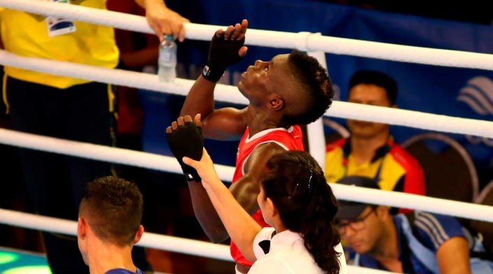 Yuberjen Martínez de Colombia celebra su victoria ante Oscar Collazo de Puerto Rico en los Juegos Centroamericanos y del Caribe Barranquilla 2018