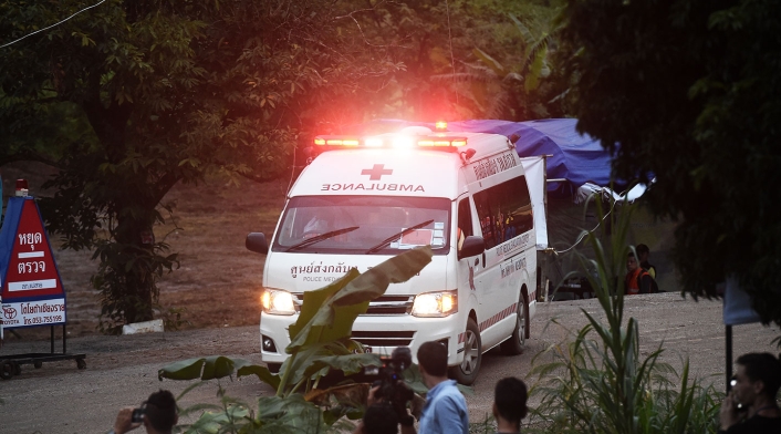 Ambulancia que ayuda a evacuación de niños de la cueva de Tailandia Ambulancia que ayuda a evacuación de niños de la cueva de Tailandia