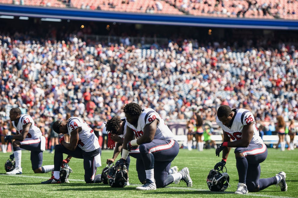 Arrodillados, alzando el puño, sentados en los banquillos o esperando en los vestuarios, los jugadores protestan en la NFL.