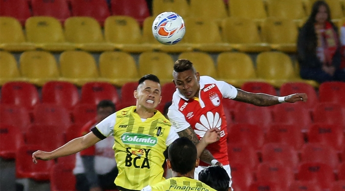 Arley Rodríguez disputa el balón con un jugador de Alianza Petrolera