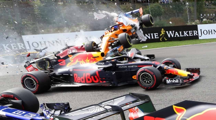 Fernando Alonso rebasa al auto de Daniel Ricciardo en el Gran Premio de Bélgica de Fórmula 1