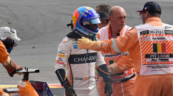 Fernando Alonso luego de su accidente en la primera vuelta del Gran Premio de Bélgica