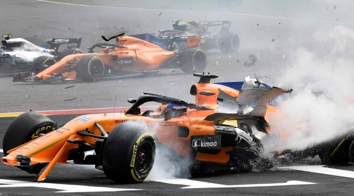 Fernando Alonso después de consumarse el choque con el alemán Nico Hülkenberg en el Gran Premio de Bélgica de Fórmula 1