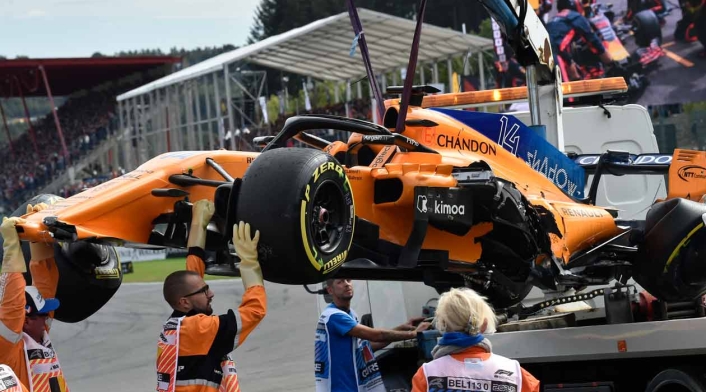 El auto de Fernando Alonso cuando fue retirado de la pista tras el duro accidente en el Gran Premio de Bélgica