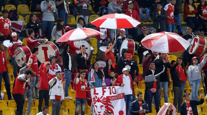 Hinchas de Independiente Santa Fe alentando ante Alianza Petrolera
