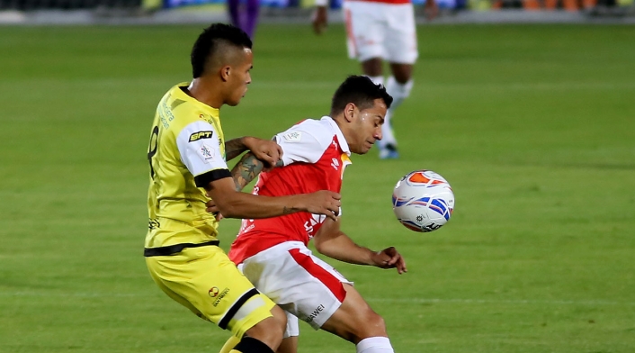Diego Guastavino recibe la marca de un jugador de Santa Fe