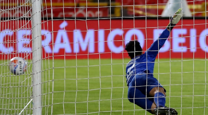 Wilson Morelo vence a Ricardo Jerez para el 1-0 de Santa Fe ante Alianza