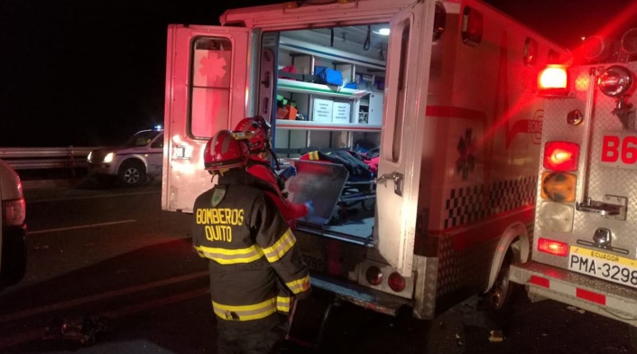 Autoridades atendiendo el accidente de bus en Ecuador