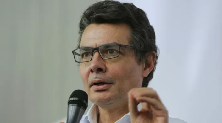 Alejandro Gaviria dejó el ministerio de Salud con una emotiva carta que incluyó un madrazo