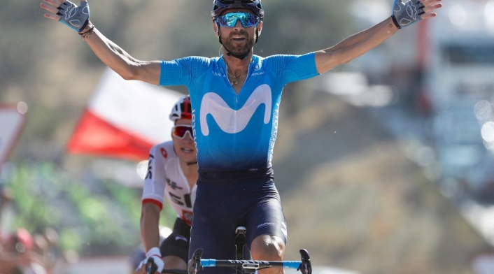 Alejandro Valverde cruzando la meta en la segunda etapa de La Vuelta Alejandro Valverde cruzando la meta en la segunda etapa de La Vuelta