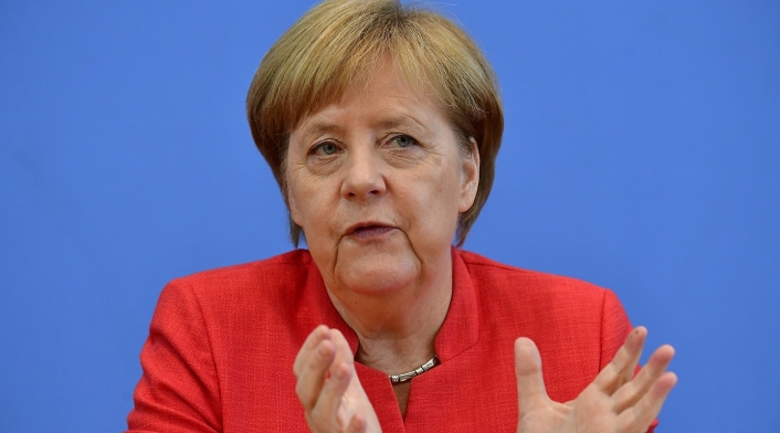Angela Merkel alienta al nuevo mandatario de Colombia a seguir con el proceso de paz