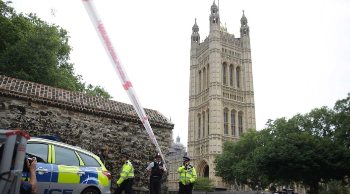 Conductor que chocó contra el parlamento británico es investigado por terrorismo