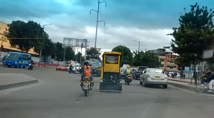 Las riesgosas maniobras de los bicitaxis en Bogotá