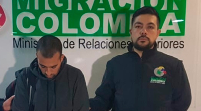 El israelí Bonen Asaf, a la izquierda, deportado a Colombia