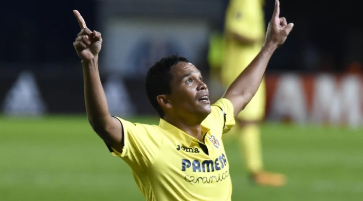 Carlos Bacca Carlos Bacca es oficialmente delantero de Villarreal