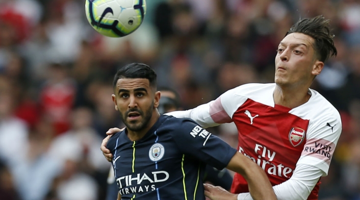 Riyad Mahrez (Manchester City) y Mezut Özil (Arsenal)