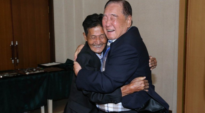 Familias coreanas se reencuentran tras 65 de separación.