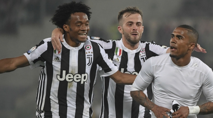 Juan Guillermo Cuadrado, Miralem Pjanic y Douglas Costa