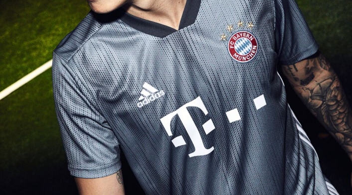 James luciendo la tercera camiseta del Bayern Múnich 2018-2019