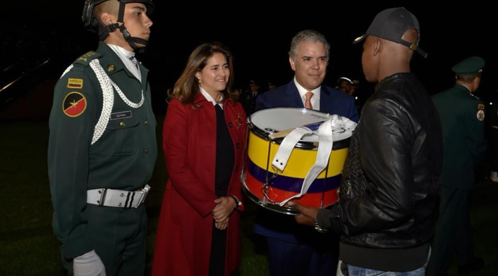 El Jefe de Estado, Iván Duque, en compañía de su esposa, María Juliana Ruiz, en la Escuela Militar de Cadetes José María Córdova, en Bogotá, entregando instrumentos a los jóvenes de la banda de Magüi Payán