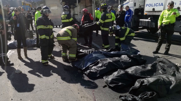Autoridades registran cuerpos de fallecidos en el accidente de bus en Ecuador